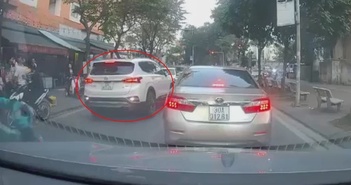 Ô tô con 'cướp làn', chạy ngược chiều bị ép đi lùi trên phố Ô tô con 'cướp làn', chạy ngược chiều bị ép đi lùi trên phố