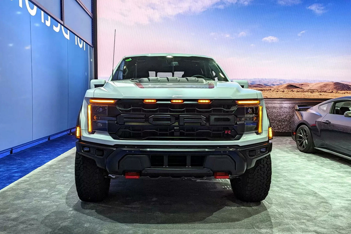 Chi tiết Ford F-150 Raptor R 2024 mạnh 730 mã lực, giá 1,946 tỷ đồng - Hình 2 Chi tiet Ford F-150 Raptor R 2024 manh 730 ma luc, gia 1,946 ty dong-Hinh-2