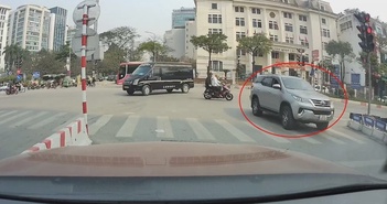 Tài xế 'hồn nhiên' lái xe Toyota Fortuner đi vào đường ngược chiều Tài xế 'hồn nhiên' lái xe Toyota Fortuner đi vào đường ngược chiều