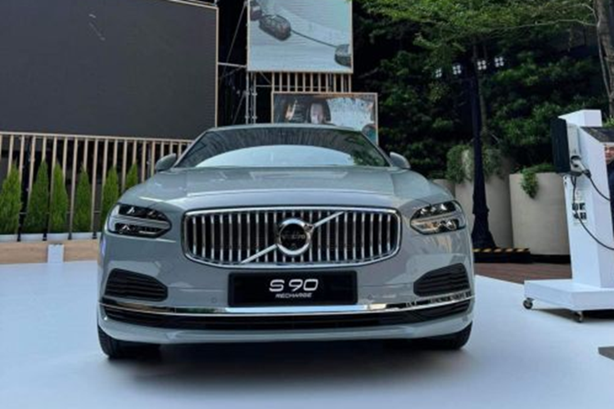 Cận cảnh Volvo S90 Recharge Ultimate "ăn ít xăng" giá 2,89 tỷ đồng - Hình 2 Can canh Volvo S90 Recharge Ultimate