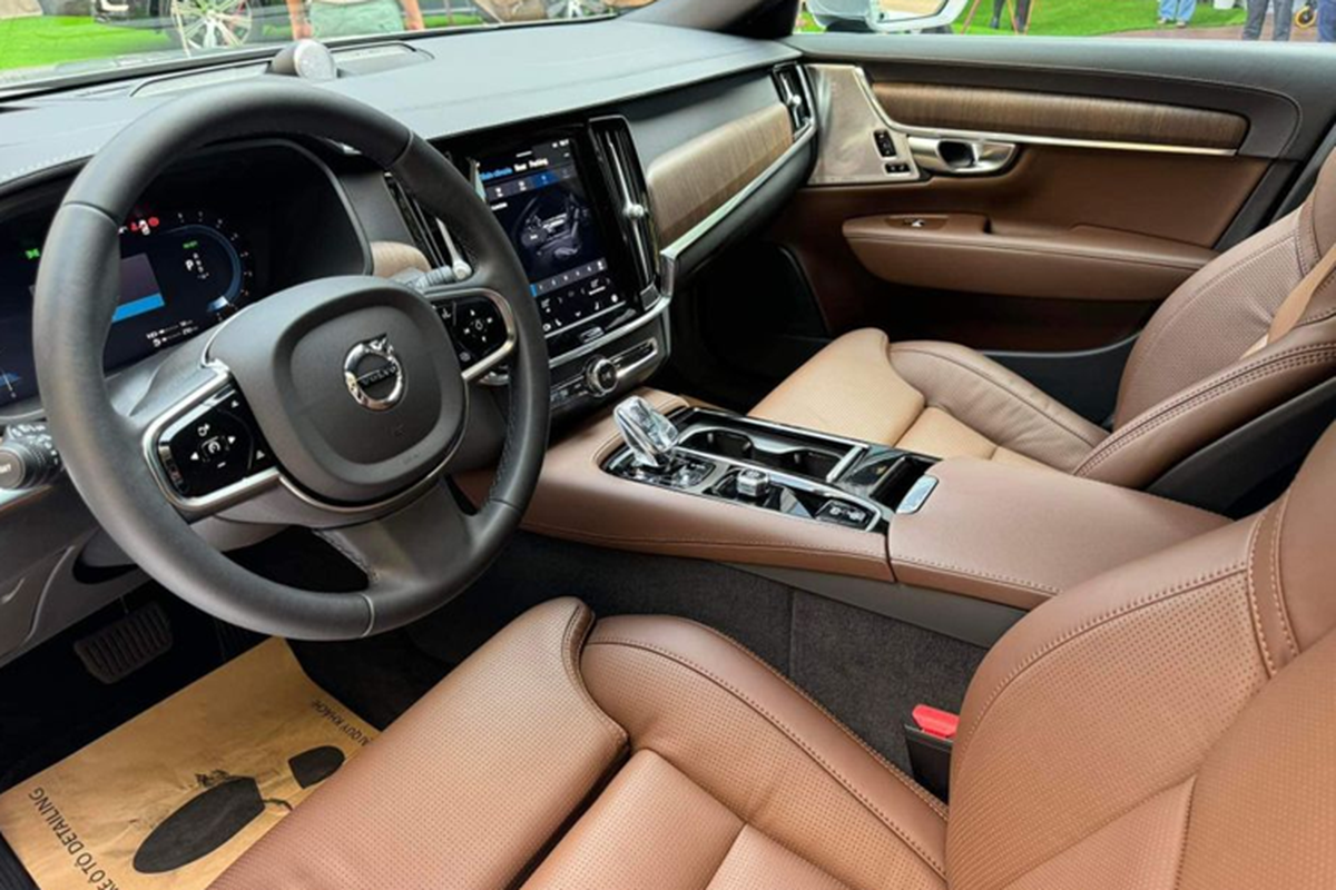 Cận cảnh Volvo S90 Recharge Ultimate "ăn ít xăng" giá 2,89 tỷ đồng - Hình 4 Can canh Volvo S90 Recharge Ultimate