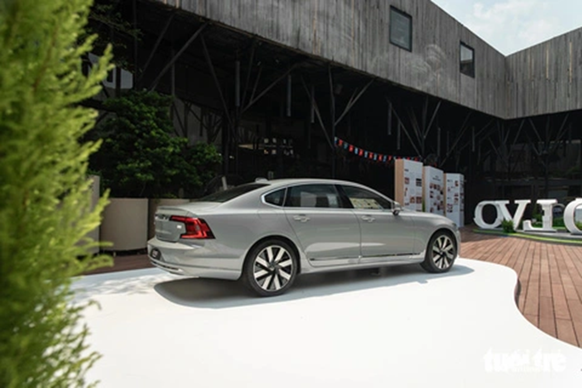 Cận cảnh Volvo S90 Recharge Ultimate "ăn ít xăng" giá 2,89 tỷ đồng - Hình 9 Can canh Volvo S90 Recharge Ultimate