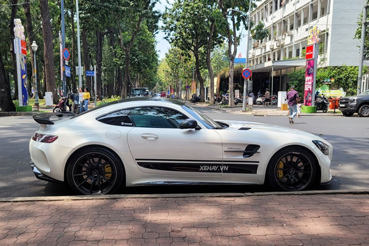 Cận cảnh Mercedes-AMG GT R giá 11,5 tỷ đầu tiên đeo biển Hà Nội - Hình 3 Can canh Mercedes-AMG GT R gia 11,5 ty dau tien deo bien Ha Noi-Hinh-3