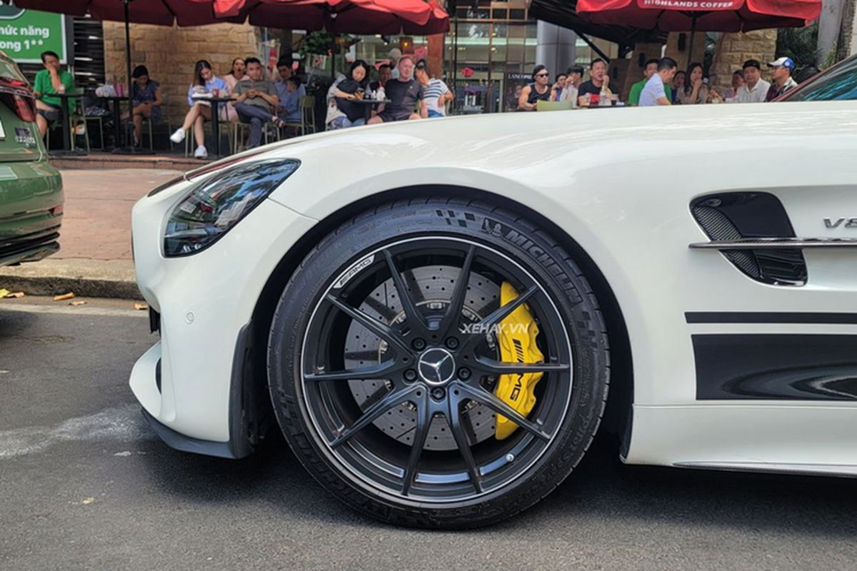 Cận cảnh Mercedes-AMG GT R giá 11,5 tỷ đầu tiên đeo biển Hà Nội - Hình 4 Can canh Mercedes-AMG GT R gia 11,5 ty dau tien deo bien Ha Noi-Hinh-4