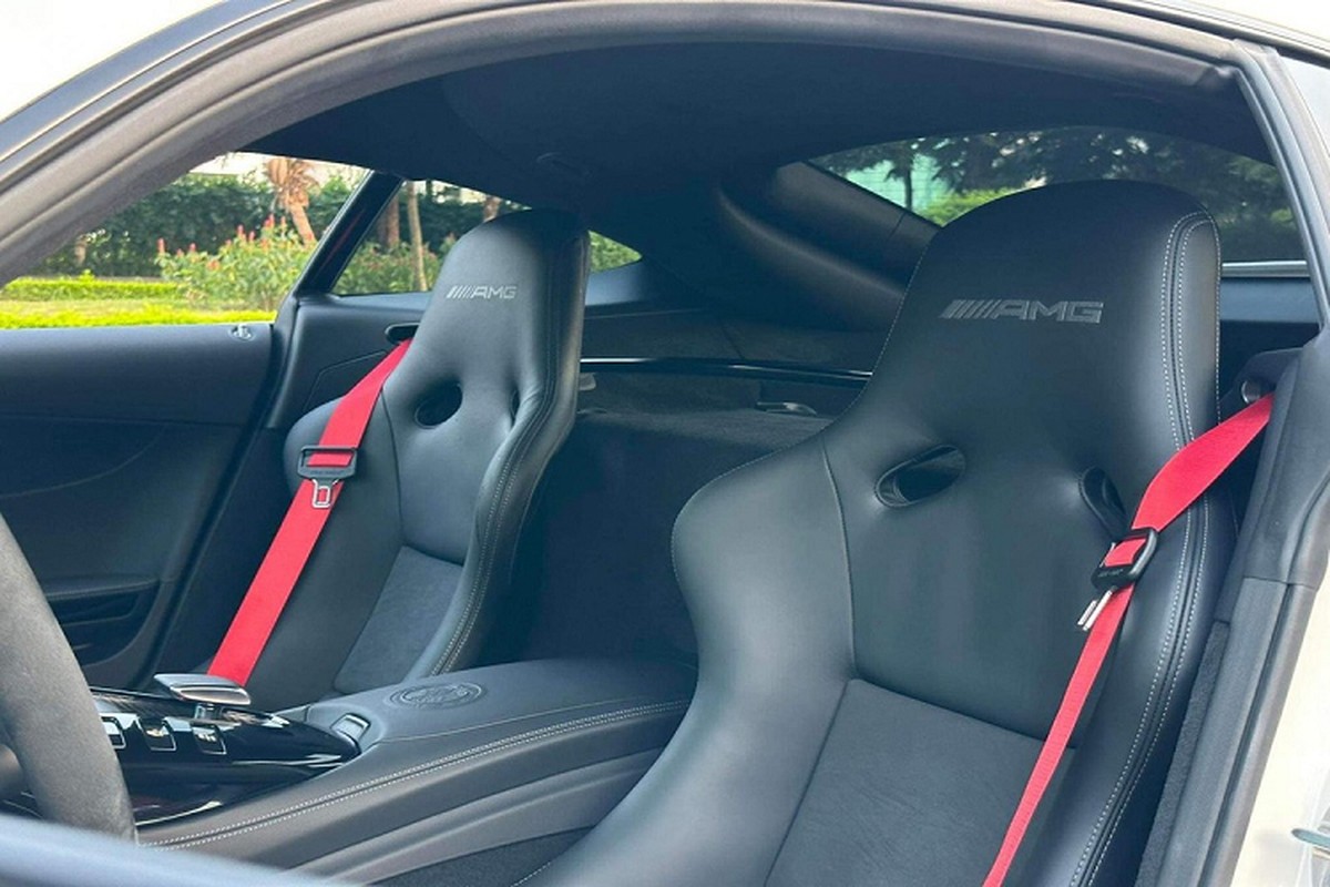Cận cảnh Mercedes-AMG GT R giá 11,5 tỷ đầu tiên đeo biển Hà Nội - Hình 6 Can canh Mercedes-AMG GT R gia 11,5 ty dau tien deo bien Ha Noi-Hinh-6