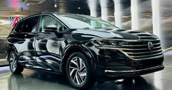 Làm phim bội thu, Trấn Thành tậu thêm Volkswagen Viloran mới nhập từ Trung Quốc