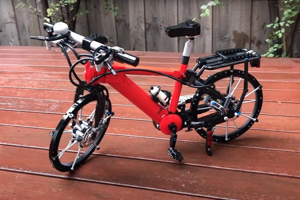Chi tiết xe đạp địa hình được làm bằng 999 mảnh ghép LEGO