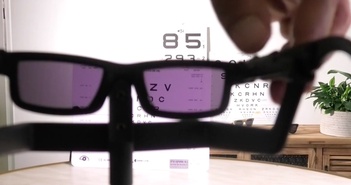 Kính mắt có thể chuyển từ kính râm thành kính đọc sách chỉ bằng cái vuốt nhẹ