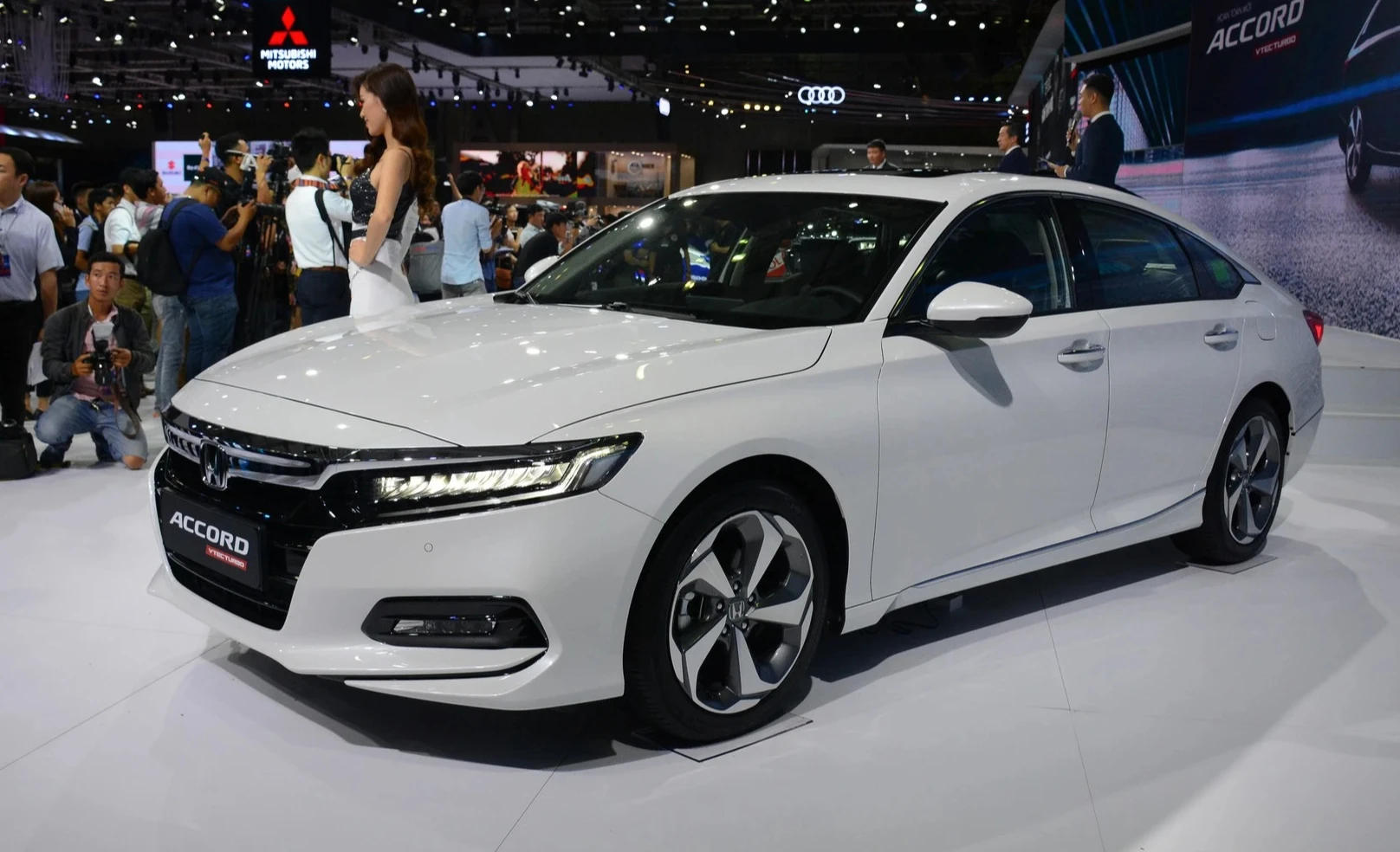 Honda Accord tiếp tục là một trong những mẫu xe bán ít nhất thị trường. Tháng 3.2024 vừa qua, chỉ có 11 chiếc Accord đến tay khách hàng, tăng 1 xe so với tháng trước đó. Accord vẫn đang được các đại lý Honda áp dụng chương trình giảm giá để tạo sức hút. Mẫu xe này nhập khẩu từ Thái Lan, giá bán từ 1,319 - 1,329 tỉ đồng.