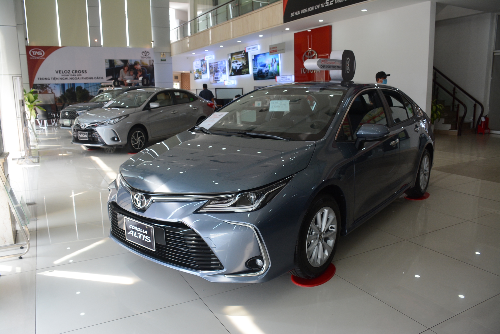 Mẫu xe thứ 3 của Toyota góp mặt trong danh sách này. Toyota Corolla Altis từng tạo được sức hút tại Việt Nam với sự ổn định, bền bỉ. Tuy nhiên, trong bối cảnh người Việt không còn chuộng xe sedan như trước đây, Corolla Altis cũng không còn giữ được sức hút. Doanh số bán mẫu xe này chỉ đạt 37 xe, tăng 1 xe so với tháng 2.2024 và lần đầu tiên trong năm nay góp mặt trong danh sách xe bán ít nhất tháng.