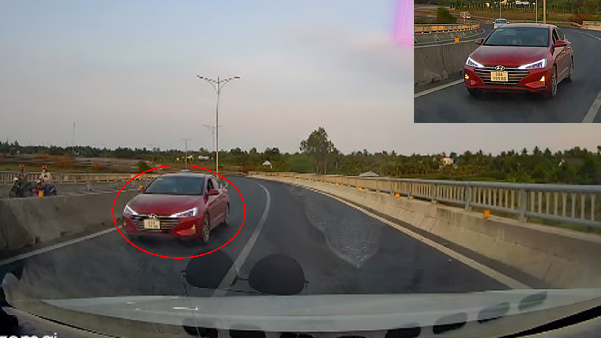 Xe Hyundai Elantra chạy ngược chiều 'như tự sát', suýt gây tai nạn trên cao tốc- Ảnh 1.