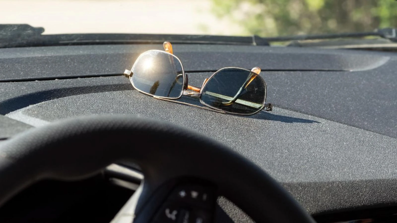 Mắt kính râm để trong xe thời gian dài, phản xạ từ ánh nắng có thể ảnh hưởng đến một số chi tiết trong khoang nội thất ô tô