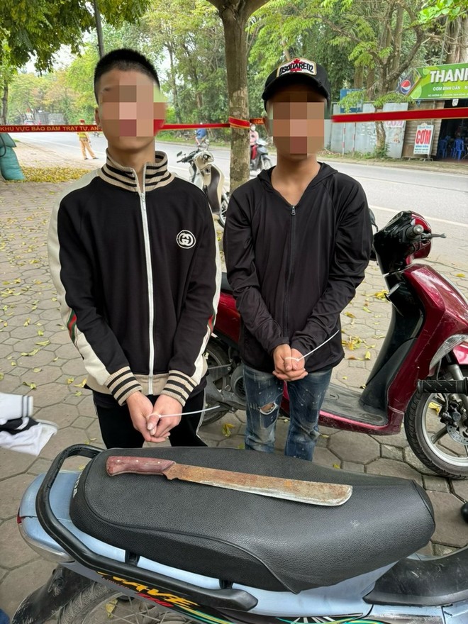 Tổ công tác Y13/141 phát hiện hai đối tượng mang theo dao tìm đối thủ giải quyết mâu thuẫn.