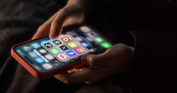 Apple cảnh báo khẩn về phần mềm gián điệp: Người dùng Việt Nam có cần lo lắng?
