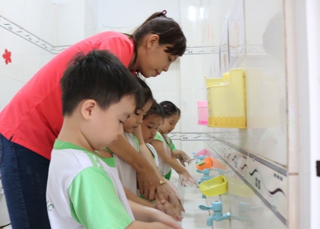 Bệnh tay chân miệng lây lan mạnh trong môi trường mầm non, mẫu giáo