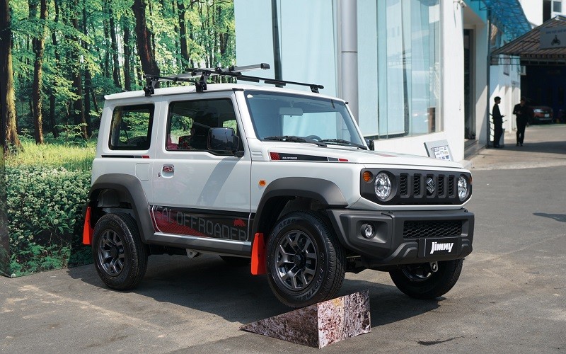 Giá lăn bánh Suzuki Jimny lên tới hơn 900 triệu đồng.