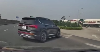 Rùng rợn ô tô con chuyển làn 'như tự sát' trên cao tốc, suýt gây họa Rùng rợn ô tô con chuyển làn 'như tự sát' trên cao tốc, suýt gây họa