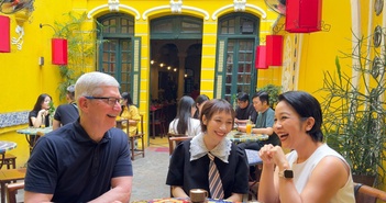 Tim Cook cười điệu bên hai mẹ con ca sĩ Mỹ Linh - Mỹ Anh, khen nức nở đặc sản cà phê trứng!