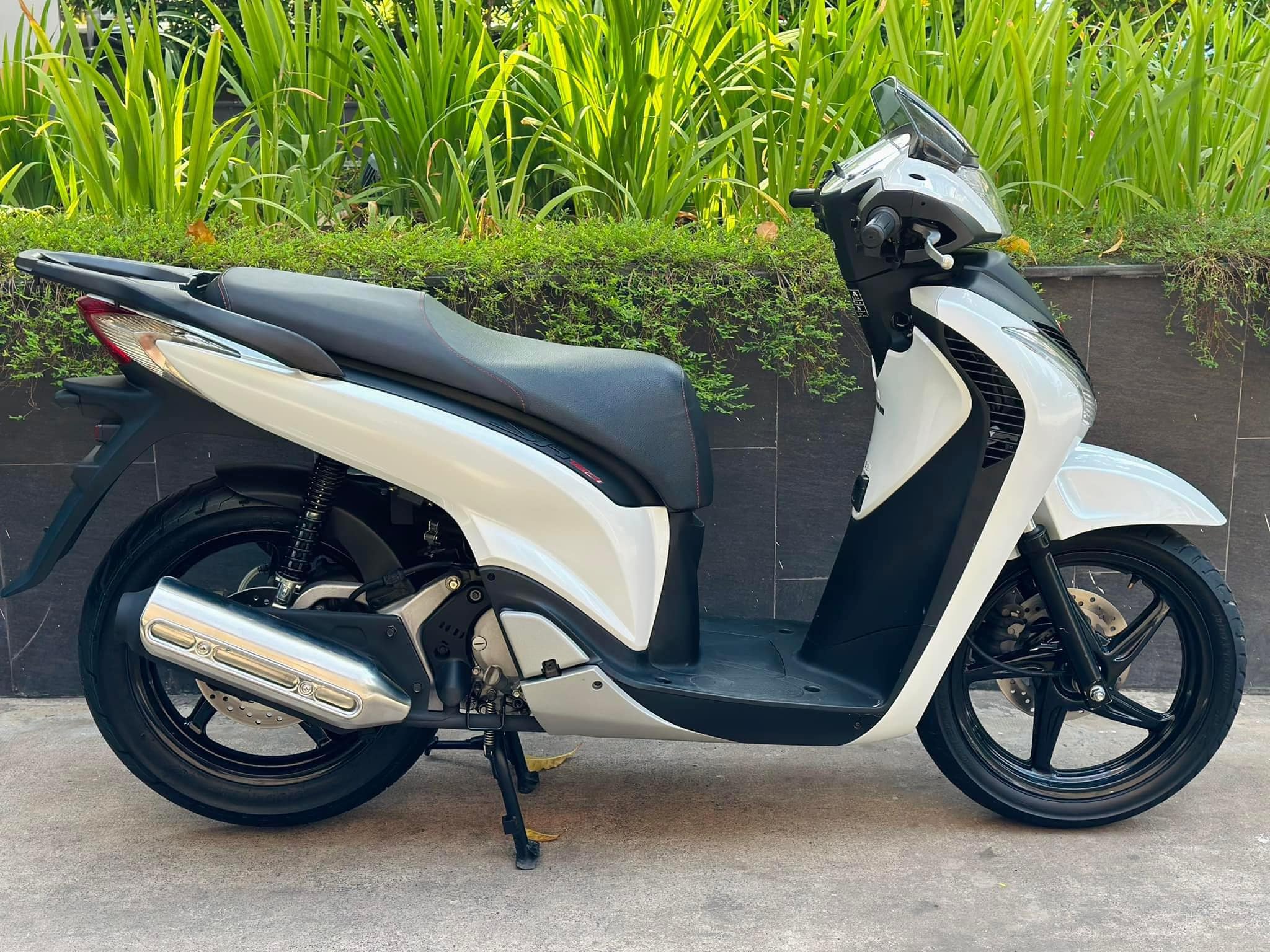 Dù giá cao nhưng công nghệ động cơ trên Honda SH150i đời 2011 đã lạc hậu