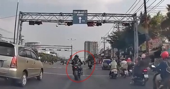 Phẫn nộ đoàn xe phân khối lớn nối đuôi... vượt đèn đỏ Phẫn nộ đoàn xe phân khối lớn nối đuôi... vượt đèn đỏ