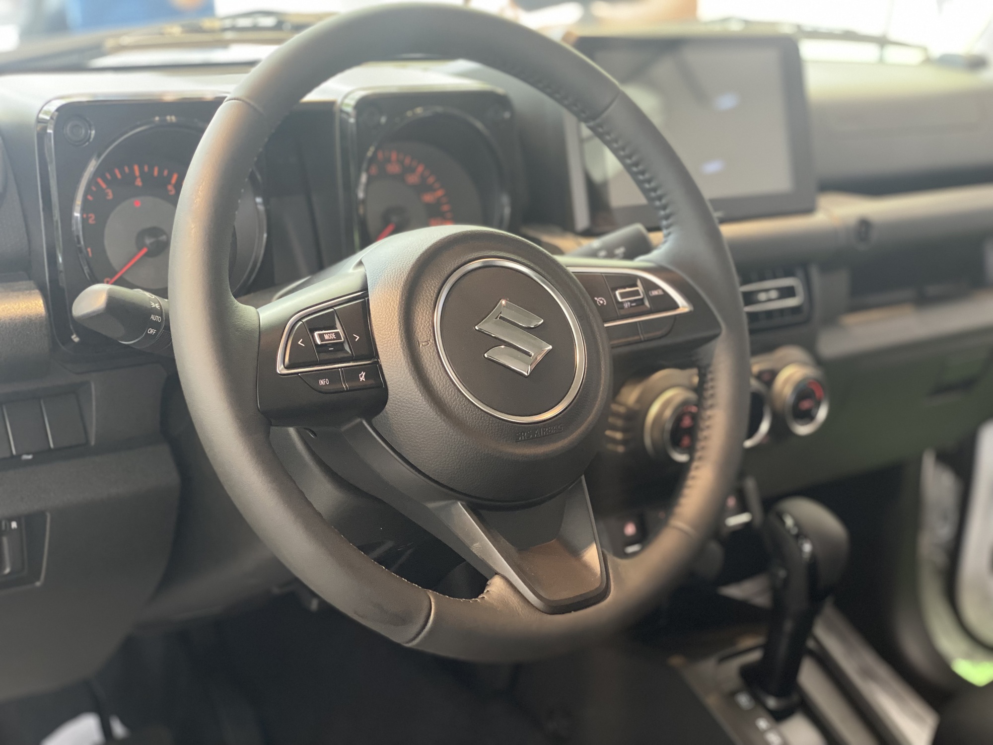 Nội thất Suzuki Jimny thiết kế đơn giản, tận dụng không gian bên trong xe