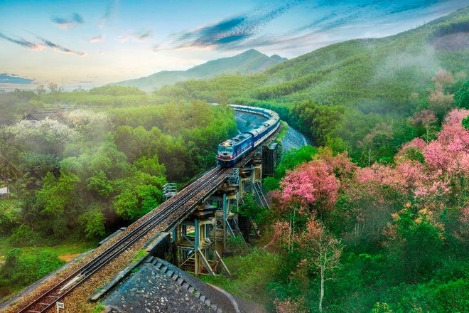 Tàu đường sắt tuyến Lào Cai- Hà Nội- Hải Phòng- Trung Quốc có tốc độ tối đa là 200km/h, chưa phải đường sắt tốc độ cao