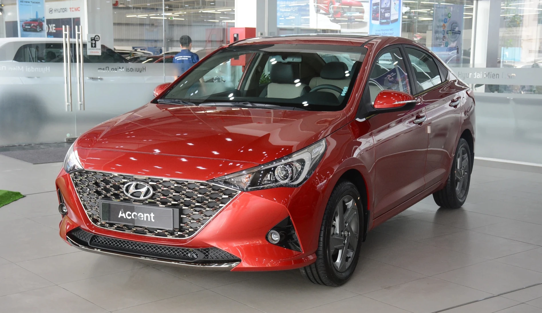 Hyundai Accent xếp thứ 5 trong cuộc đua doanh số tháng 3.2023, tăng 1 bậc so với tháng trước đó khi doanh số bán chỉ đạt 967 xe, tăng 602 xe. Tương tự những năm trước, Hyundai Accent tại Việt Nam do Hyundai Thành Công lắp ráp và phân phối, tuy nhiên xe không có nhiều thay đổi về thiết kế, công nghệ. Hyundai Accent hiện có 4 phiên bản, giá bán từ 426 - 542 triệu đồng.