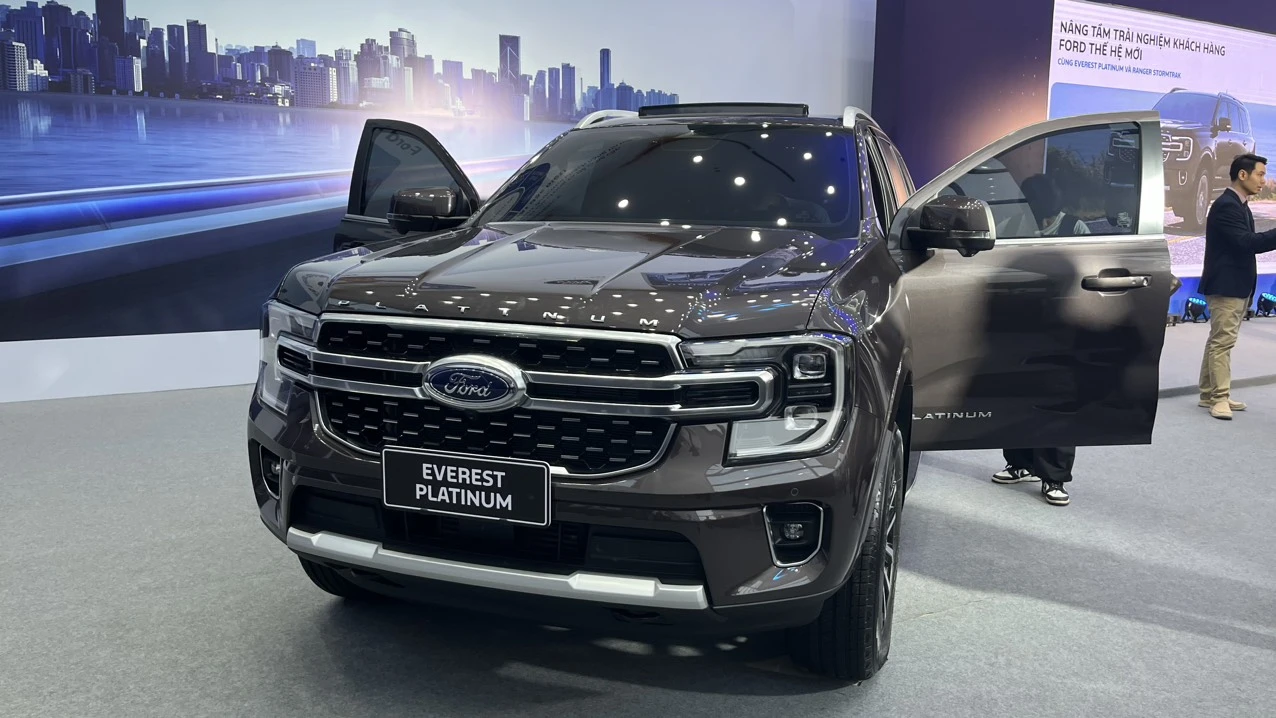 Mức giá khá cao, nhưng ưu đãi từ phía đại lý cùng sức hút về kiểu dáng, công nghệ giúp Ford Everest tạo dựng được vị thế. Kết thúc quý 1/2024, doanh số bán Ford Everest đạt 2.035 xe, qua đó tiếp tục vượt Toyota Fotuner để trở thành mẫu xe bán chạy nhất phân khúc SUV 7 chỗ. Ford Everest nhập khẩu từ Thái Lan, hiện đang phân phối tại Việt Nam 6 phiên bản đi kèm mức giá từ 1,099 - 1,545 tỉ đồng.