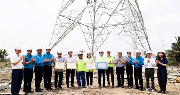 Khen thưởng đột xuất tại công trường thi công đúc móng Dự án đường dây 500kV mạch 3 Khen thưởng đột xuất tại công trường thi công đúc móng Dự án đường dây 500kV mạch 3