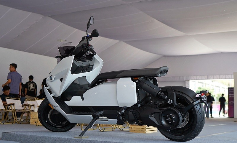 Cận cảnh xe máy điện BMW CE04 ra mắt tại Việt Nam, giá gần 569 triệu đồng