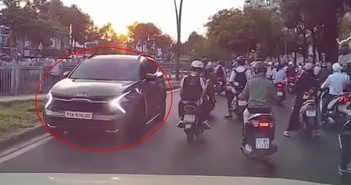 Ô tô con hiên ngang chạy ngược chiều trên phố: Tài xế cố tình xem thường luật Ô tô con hiên ngang chạy ngược chiều trên phố: Tài xế cố tình xem thường luật