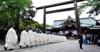 Thủ tướng Nhật Bản gửi đồ lễ tới đền Yasukuni, Hàn Quốc lập tức phản ứng