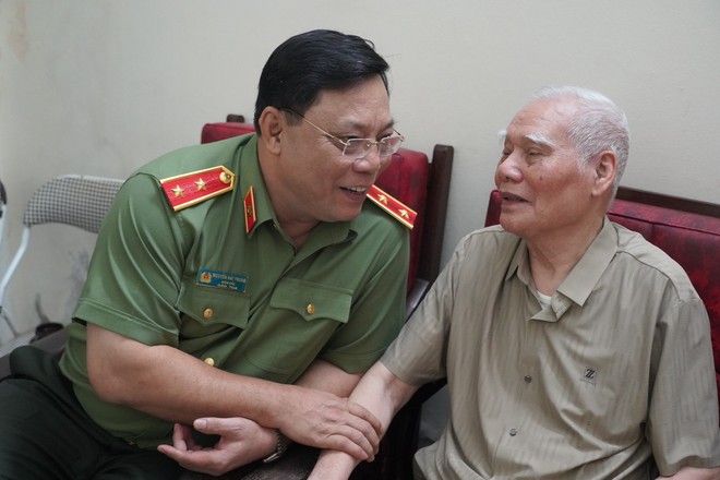 Trung tướng Nguyễn Hải Trung cùng đoàn công tác CATP ân cần thăm hỏi sức khỏe cụ Lê Hòa.