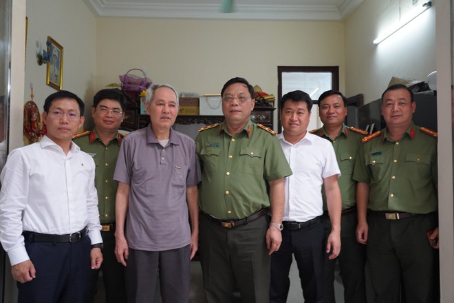 Trung tướng Nguyễn Hải Trung cùng đoàn công tác CATP chụp ảnh lưu niệm cùng đồng chí Trần Đức Long