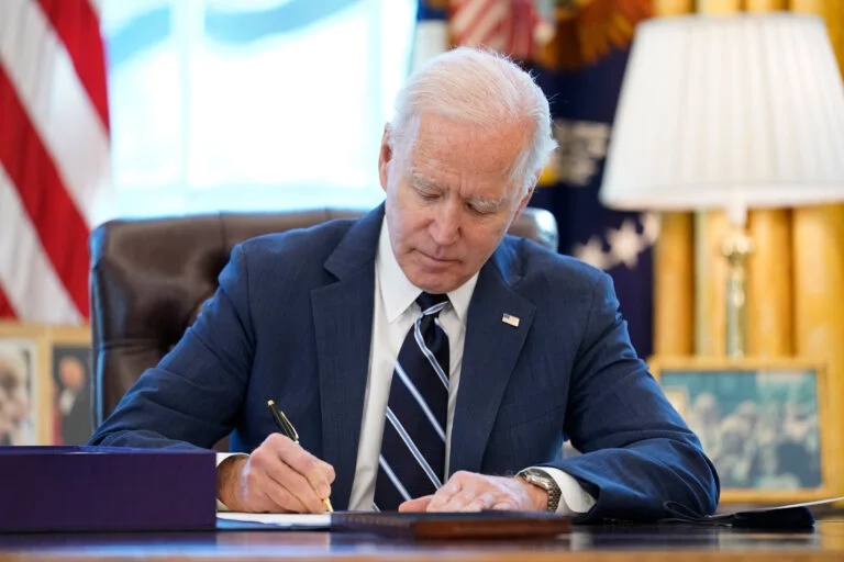 Tổng thống Mỹ Biden ký luật viện trợ gần 61 tỷ USD cho Ukraine