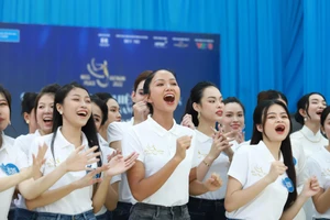 Hoa hậu H'Hen Niê cùng thí sinh Miss Peace Vietnam giao lưu với trẻ em Làng SOS