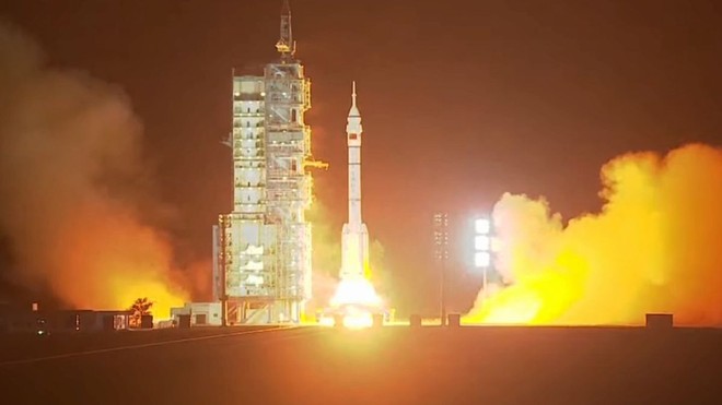 Tàu vũ trụ Thần Châu-18 được phóng bằng tên lửa đẩy từ Trung tâm Phóng vệ tinh Tửu Tuyền