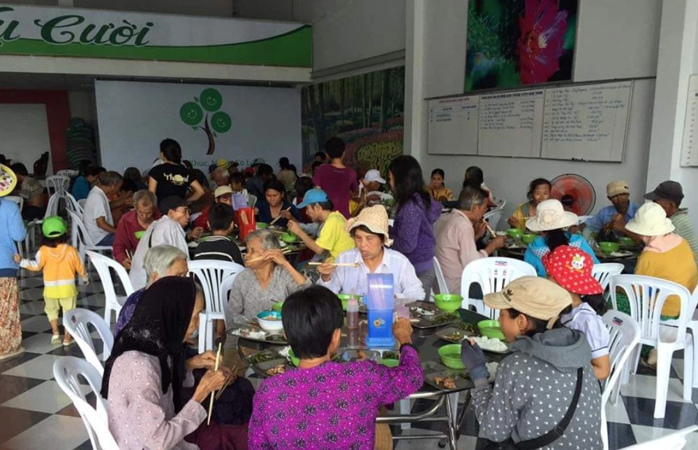 Quán cơm Nụ Cười trong những ngày đầu tiên. Ảnh: NÚI XANH 1. quan com nu cuoi.jpg