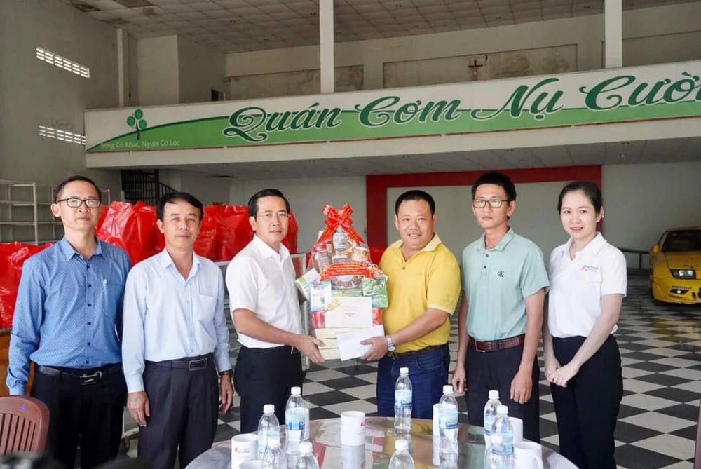 Ông Phạm Văn Hậu – Phó Bí thư thường trực tỉnh ủy tới thăm và hỗ trợ kinh phí từ nguồn cá nhân cho quán cơm Nụ Cười. Ảnh: NÚI XANH 4. quan com nu cuoi..jpg