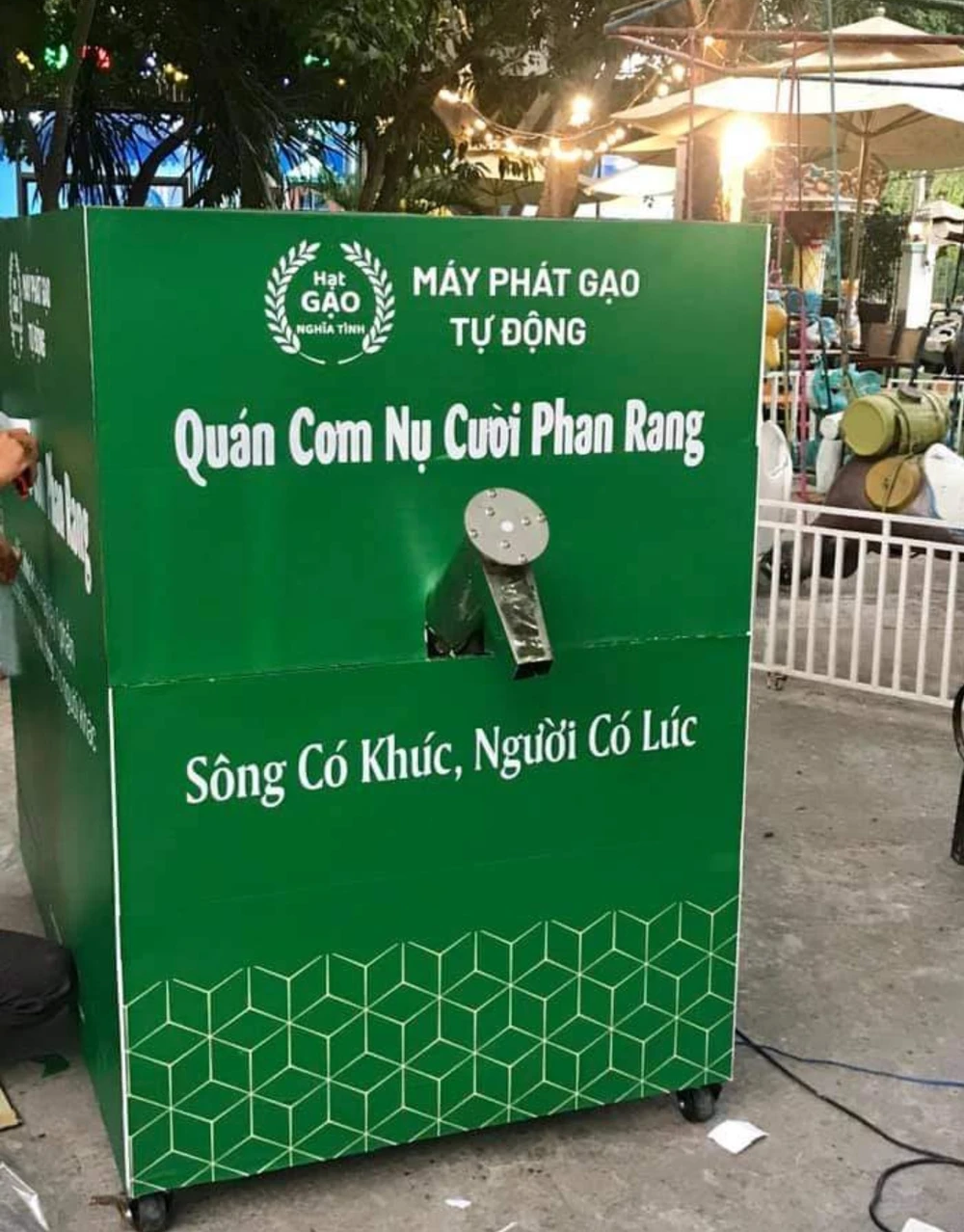 Cây ATM gạo đầu tiên ở Ninh Thuận trong mùa dịch Covid-19 năm 2020 2. quan com nu cuoi..jpg