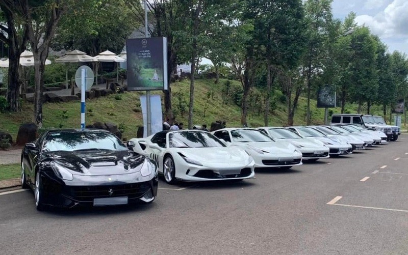 Đầu tháng 4, ông Đặng Lê Nguyên Vũ khiến giới yêu xe bất ngờ khi mang 12 chiếc Ferrari tham gia sự kiện siêu xe Gumball 3000 cùng 3 siêu xe triệu USD hàng hiếm khác tại Việt Nam.