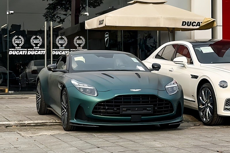 Chiếc siêu xe Aston Martin DB12 xuất hiện tại Hà Nội.