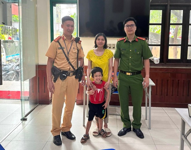 Hai mẹ con vui mừng khi đoàn tụ tại Công an phường Yên Phụ.