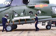 Biên đội trực thăng bay hợp luyện đội hình đầu tiên tại sân bay Điện Biên Phủ