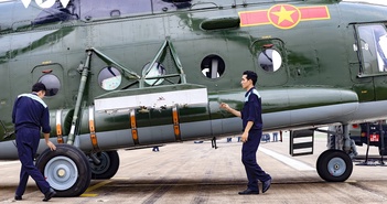 Biên đội trực thăng bay hợp luyện đội hình đầu tiên tại sân bay Điện Biên Phủ