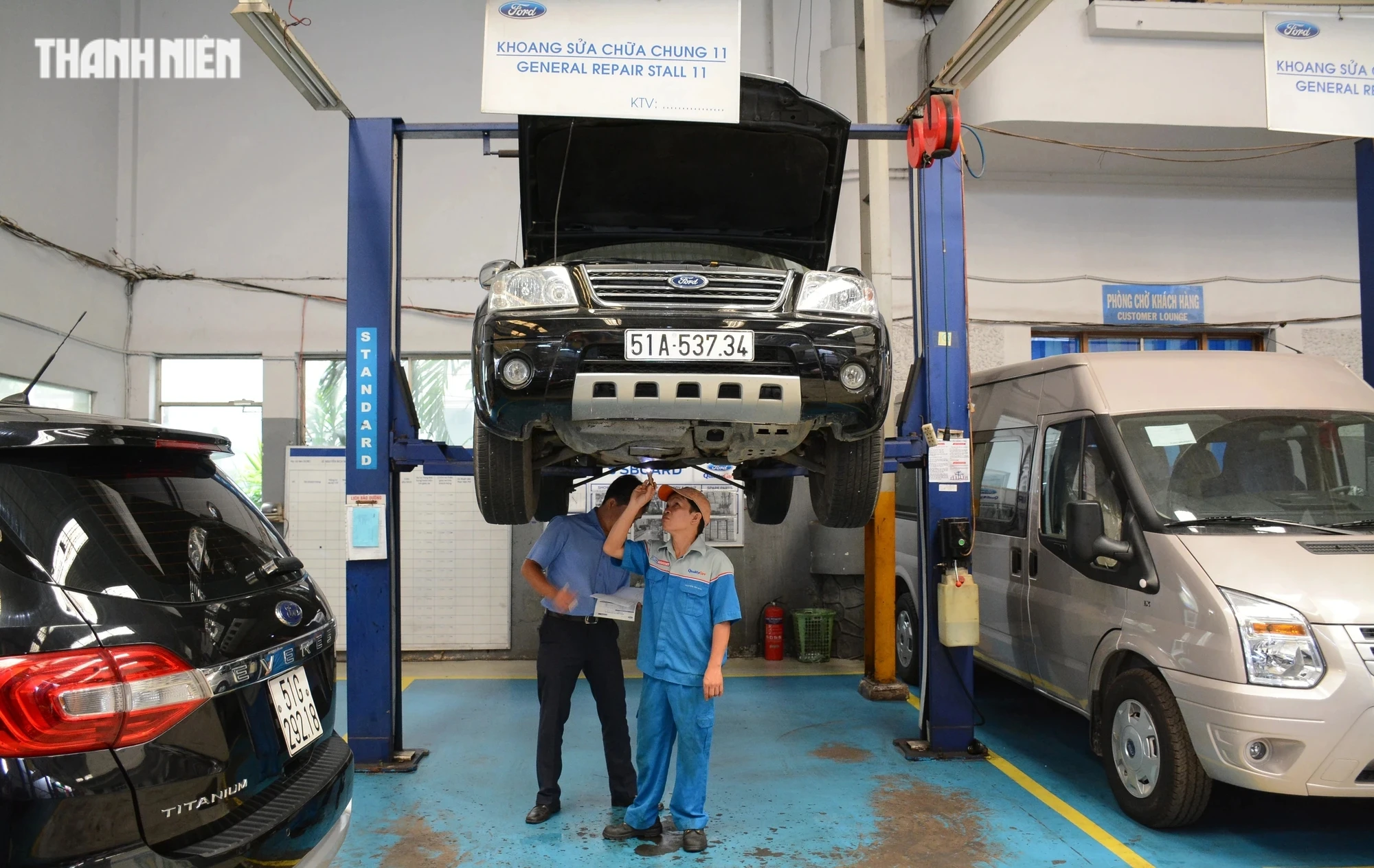 Bảo dưỡng ô tô: Nên vào đại lý chính hãng hay garage ngoài?- Ảnh 1. Nhiều người băn khoăn nên vào xưởng dịch vụ chính hãng hay ra garage bên ngoài để bảo dưỡng ô tô.