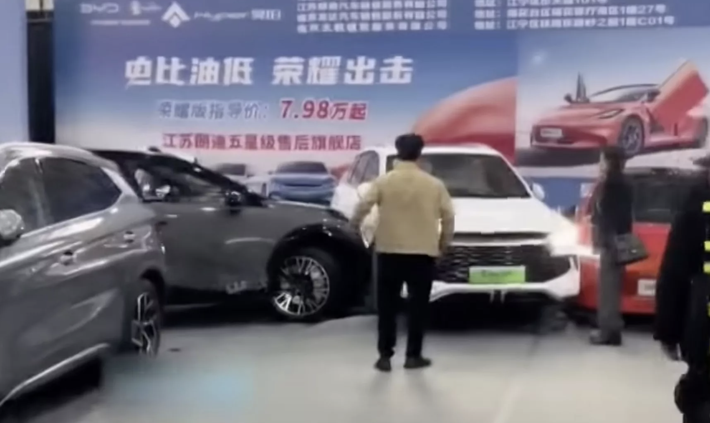 Mẫu ô tô điện Zeekr Extreme Krypton X đang trưng bày tại khuôn viên triển lãm ô tô tại Nam Kinh gây tai nạn