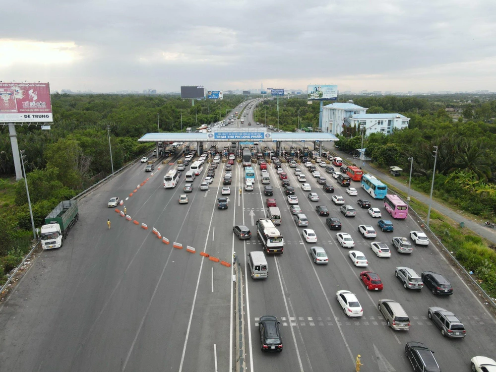 Các tài xế di chuyển trên cao tốc không được chủ quan. Ảnh: THY NHUNG cao tốc