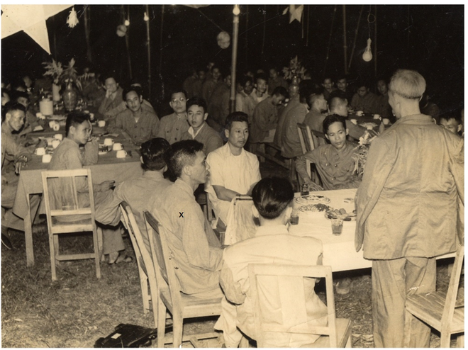 Chủ tịch Hồ Chí Minh chủ trì liên hoan mừng công sau Chiến thắng Điện Biên Phủ. Chính ủy Đại đoàn 351 Phạm Ngọc Mậu thứ ba, hàng thứ 1 từ phải sang.