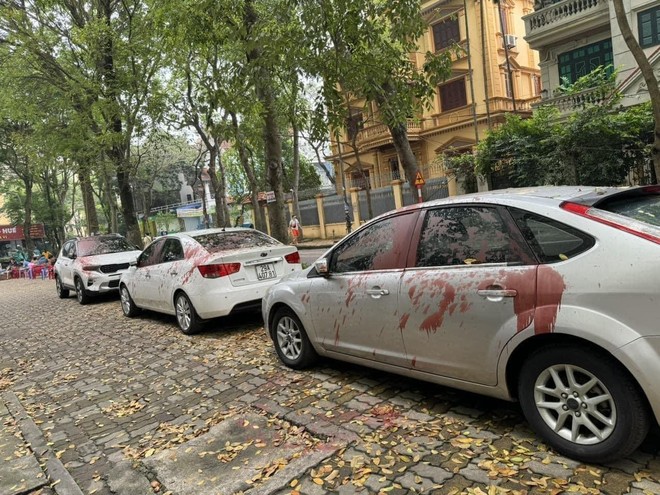 Có 6 xe ô tô bị tạt sơn khi đỗ qua đêm ở khu vực không có người trông giữ